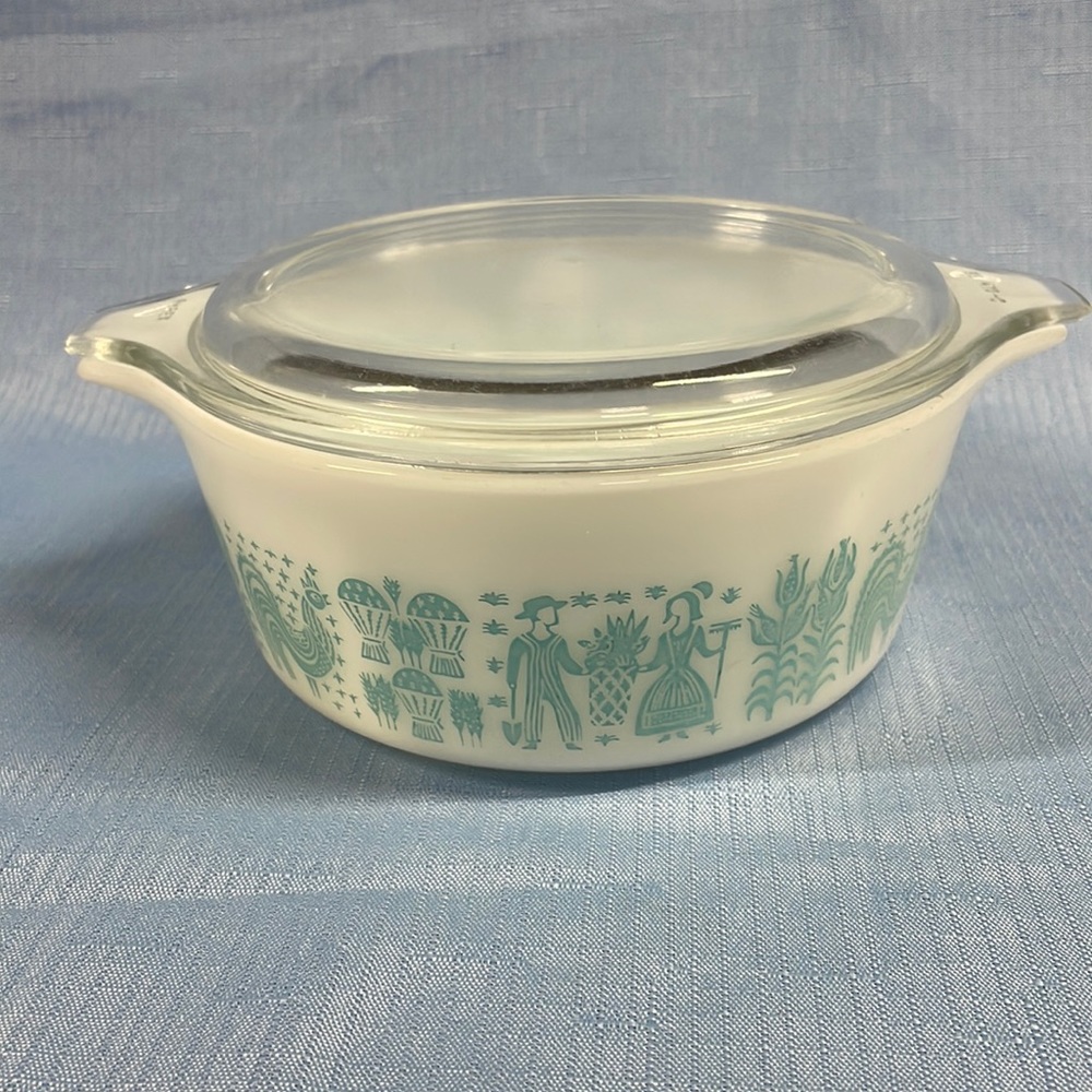 Pyrex #472-1-1/2 Pint white with turquoise Butterprint & Glass lid USA